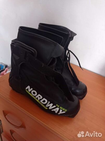 Лыжные ботинки