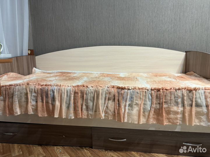 Диван прямой раскладной на ножках