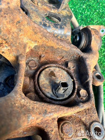 Кулак задний левый в сборе трос Rav4 xa40 xa45