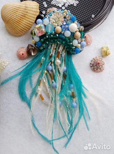 Брошь ручной работы из бисера