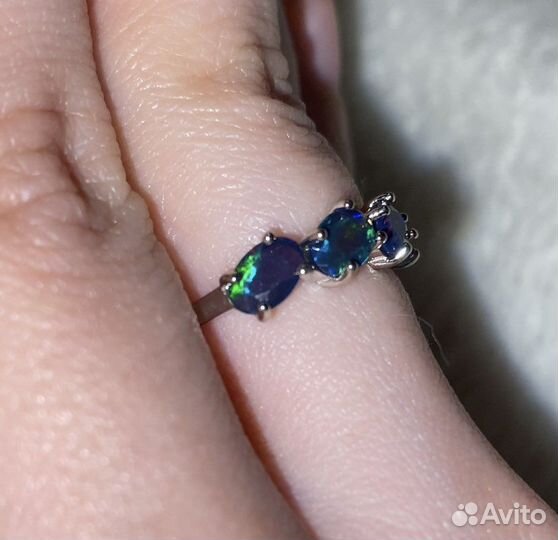 Серебряное кольцо с черными опалами