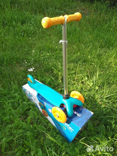 Первый детский трехколесный самокат Kreiss Scooter
