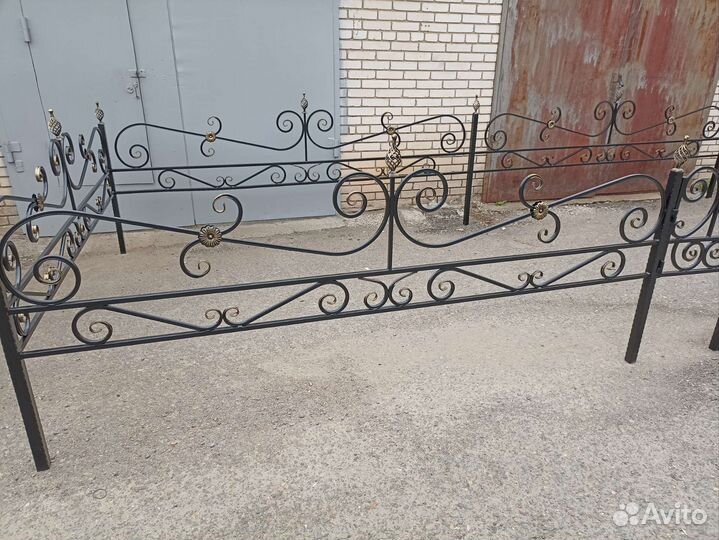 Оградка на кладбище