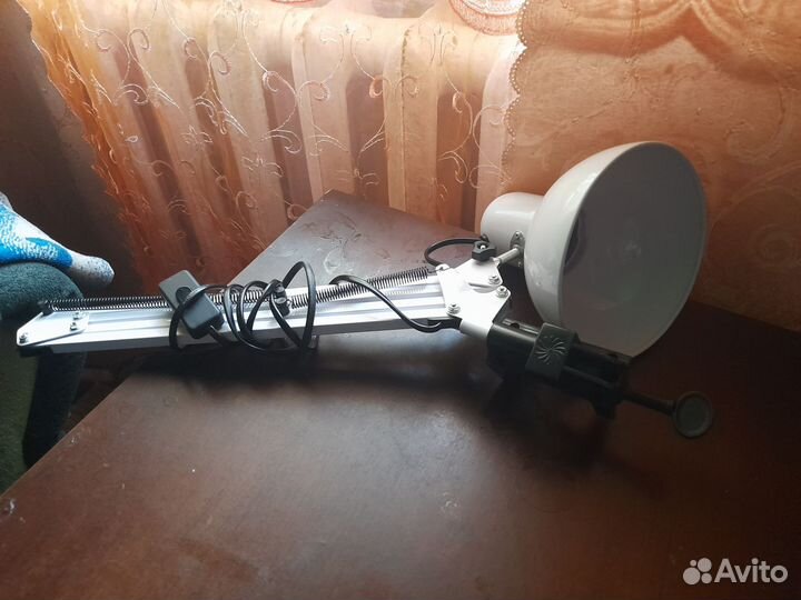 Маникюрная лампа на струбцине