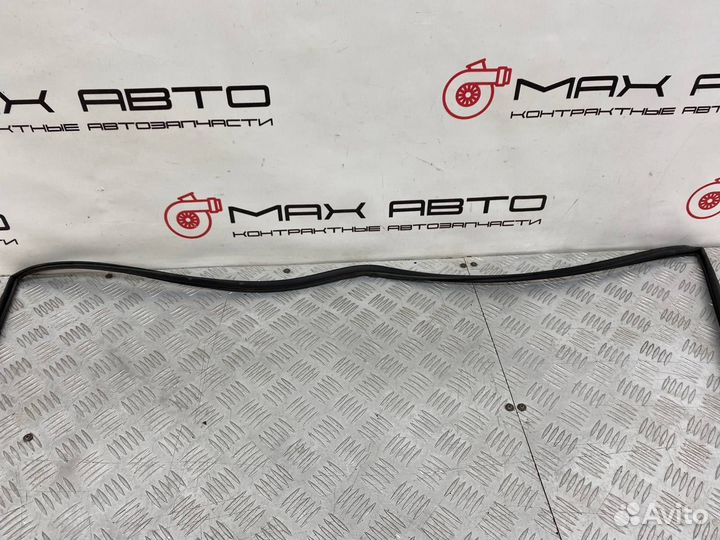 Б/У накладка лобового стекла (молдинг) передний