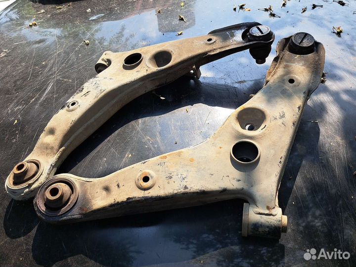 Передние рычаги на Mitsubishi Outlander 2003-2006г