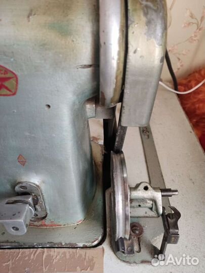 Профессиональная швейная машинка