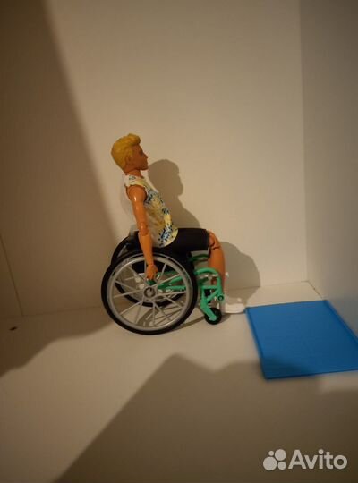 Кен на инвалидной коляске и Барби made to move