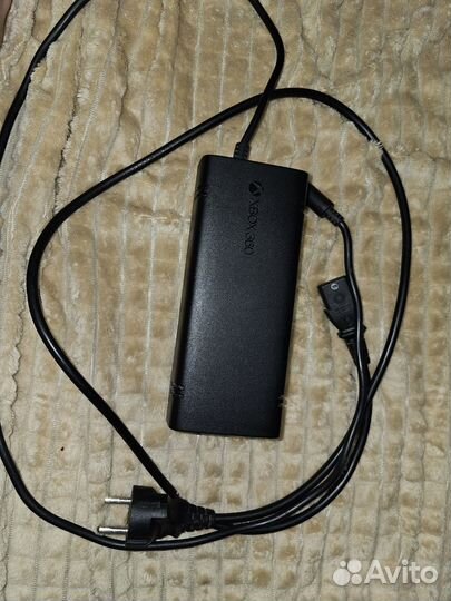 Xbox 360 с кинектом, 2 геймпадами и играми