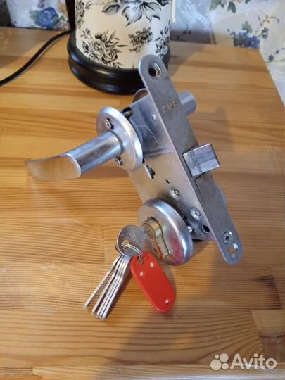 Замки дверные с ручками