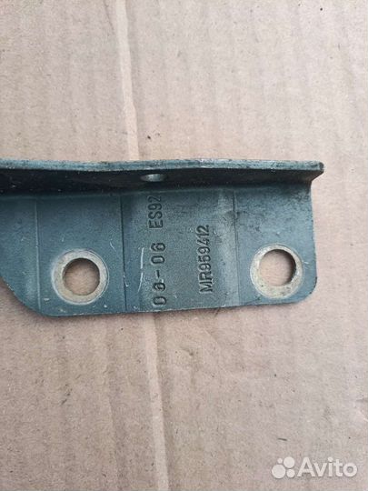 Петля капота правая Mitsubishi Colt Z30