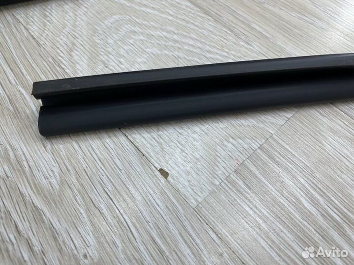 Уплотнитель стекла двери передний левый Hyundai