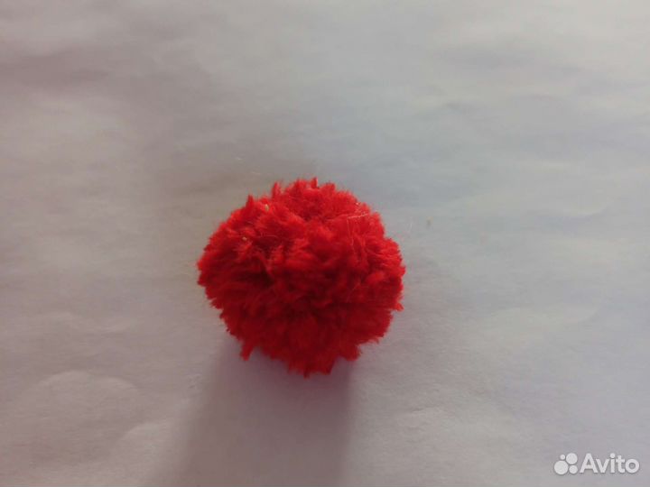 Пушистый значок на булавке