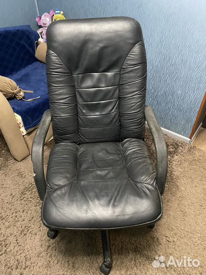 Офисное кожаное кресло бу