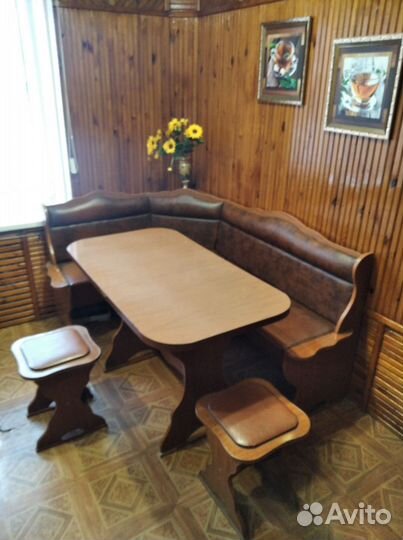 Кухонный уголок и стол обеденный,два табурета