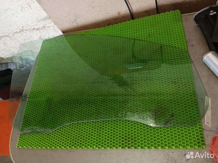 Переднее правое стекло ford focus 2