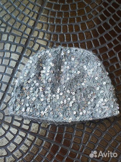 Вязаная шапка мини бини с пайетками серебристая