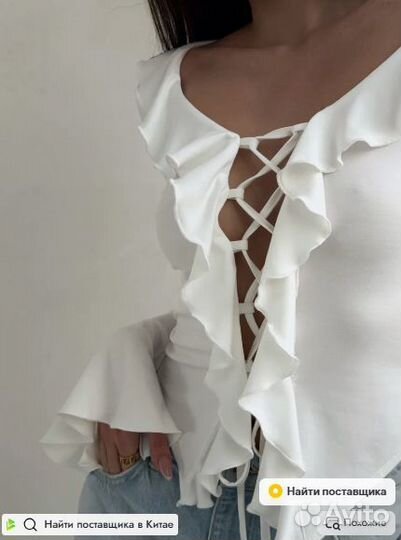 Белый топ с воланами