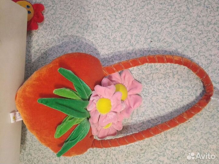 Мягкая игрушка в виде сердце в корзинке