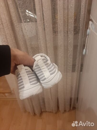 Кроссовки изики детские