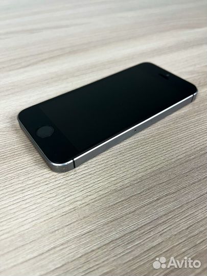 iPhone SE, 32 ГБ