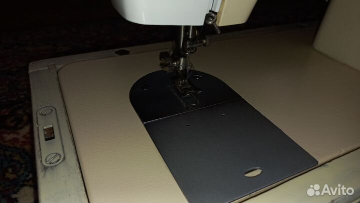 Швейная машина Чайка 142м