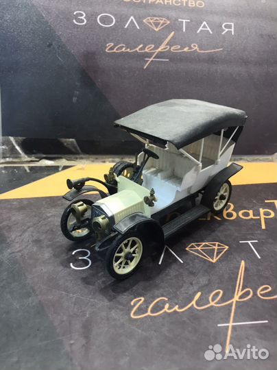 Модель ретро автомобиля 2