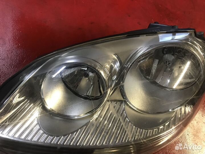 Фара левая Volkswagen Jetta 5 1K