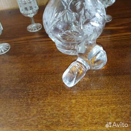 Хрустальный графин с рюмками