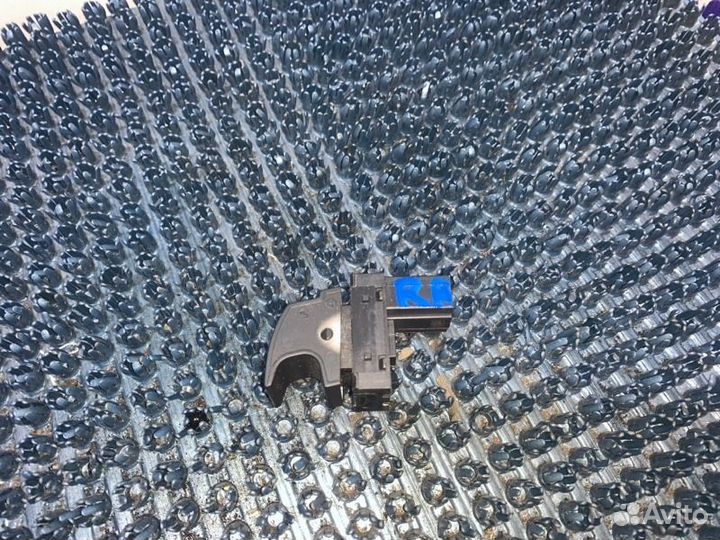 Кнопка стеклоподъемника Volkswagen Passat