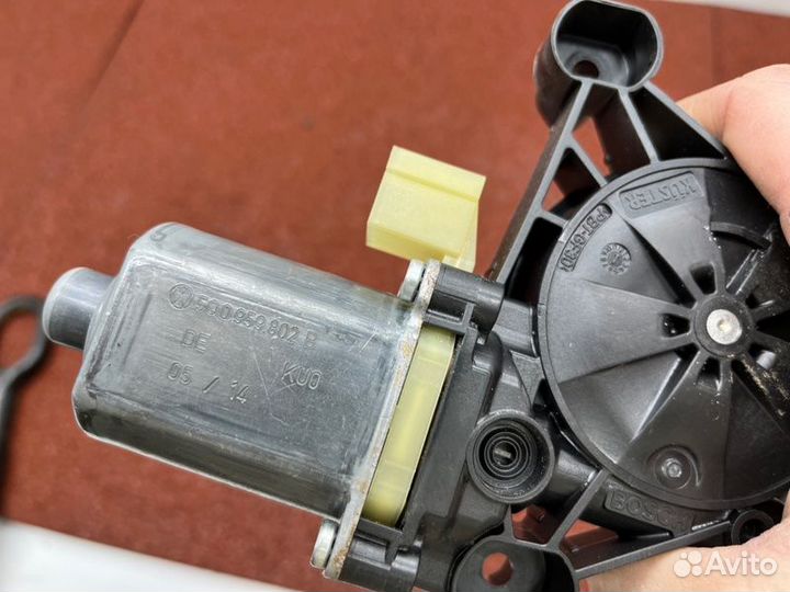 Моторчик стеклоподъемника передний правый Skoda