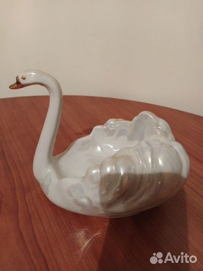 Статуэтка лебедь