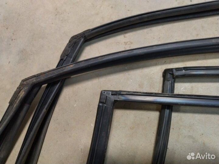 Уплотнитель стекла двери Nissan Skyline V35 VQ25DD