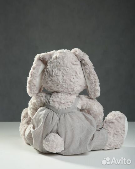 Очаровательный светло-серый зайка в штанишках