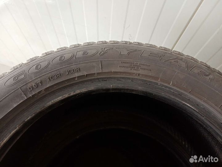 Goodyear UltraGrip Ice 215/55 R17 94T