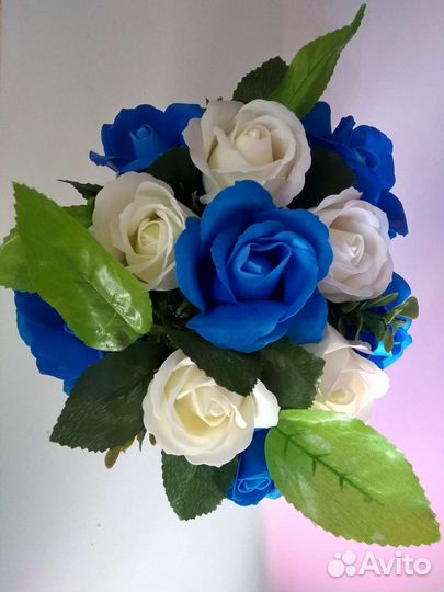 Композиция из искусственных цветов