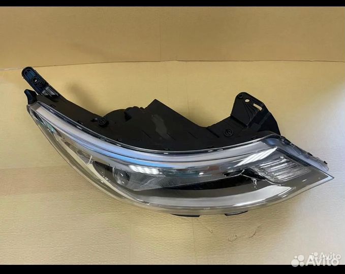 Правая передняя фара на Kia Rio 3 2012