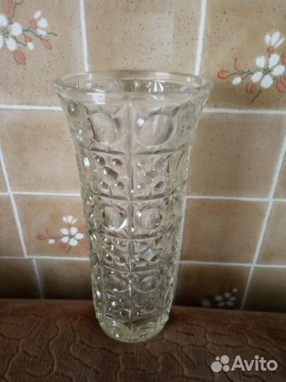 Стаканы и ваза для цветов