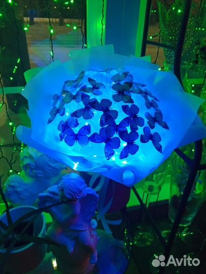 Букет с бабочками светится