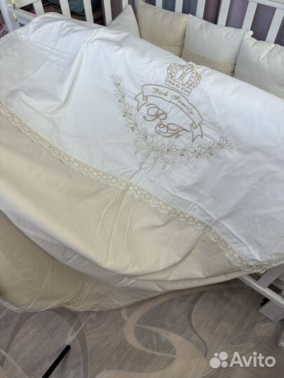 Детская кроватка с маятником белая