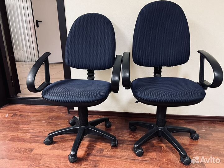 Стул офисный на колесах