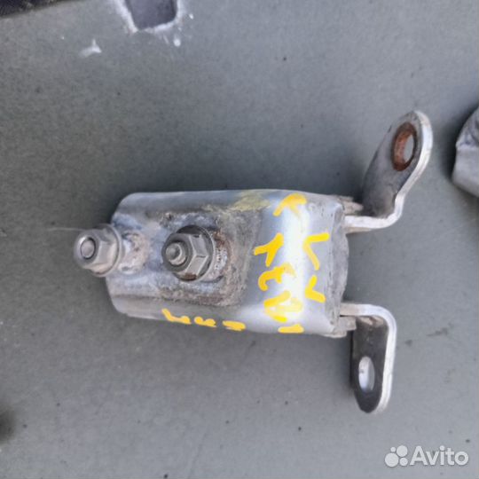 Петли задних дверей Toyota Carina E Corona Caldina