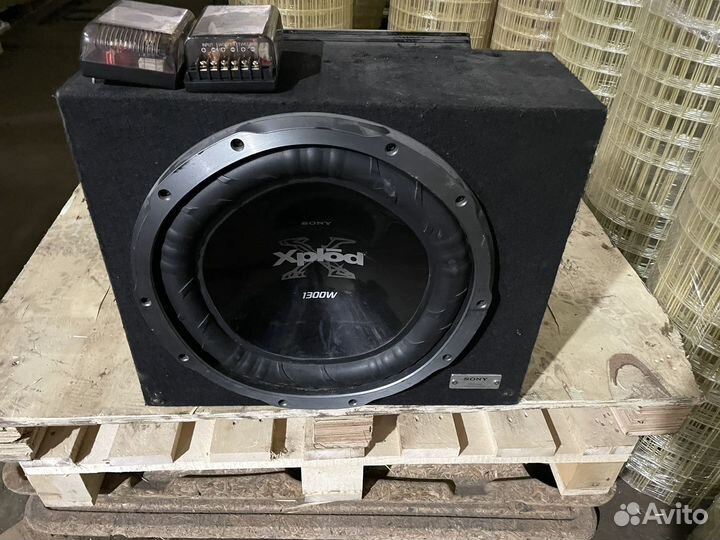 Сабвуфер и усилитель в автомобиль