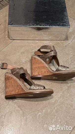 Босоножки на танкетке Sergio Morisson