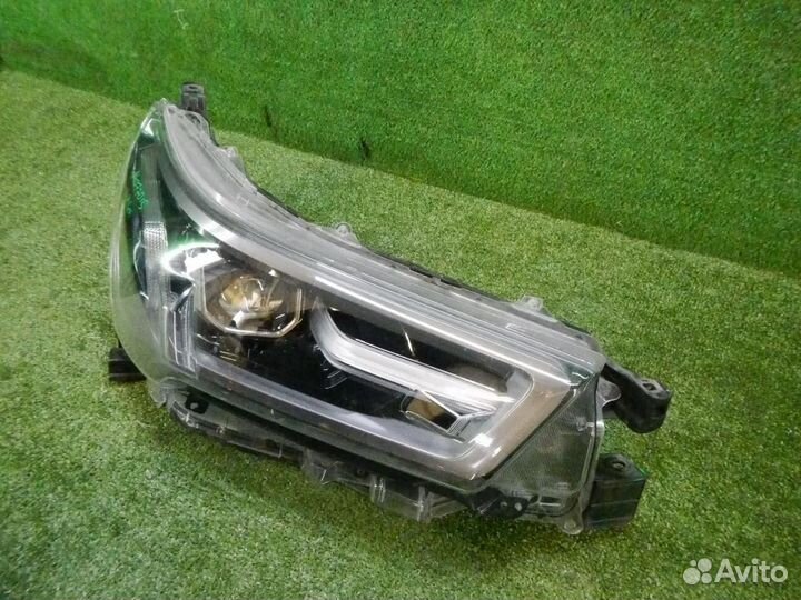 Фара правая Toyota Hilux Pick Up