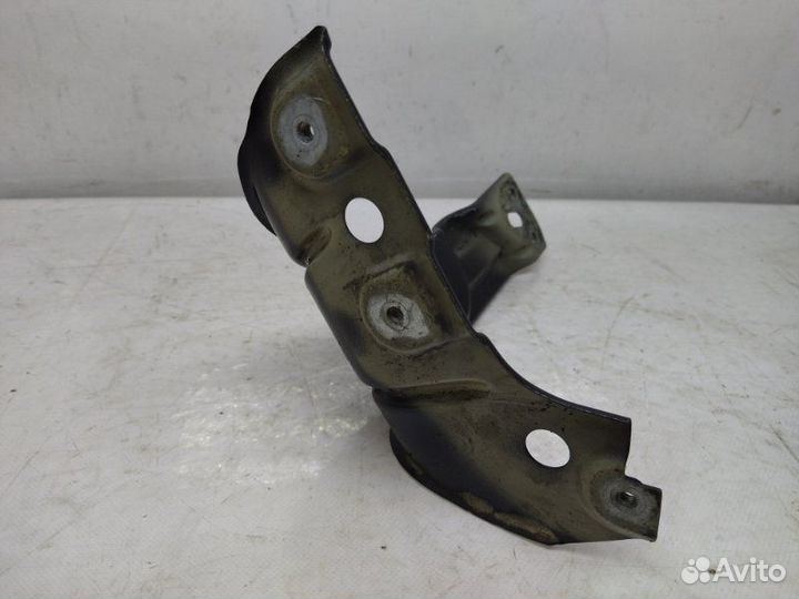 Кронштейн крыла передний правый Volkswagen Passat