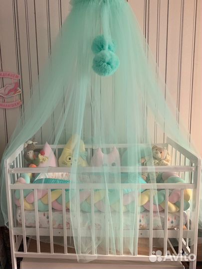 Детская кроватка с маятником белая