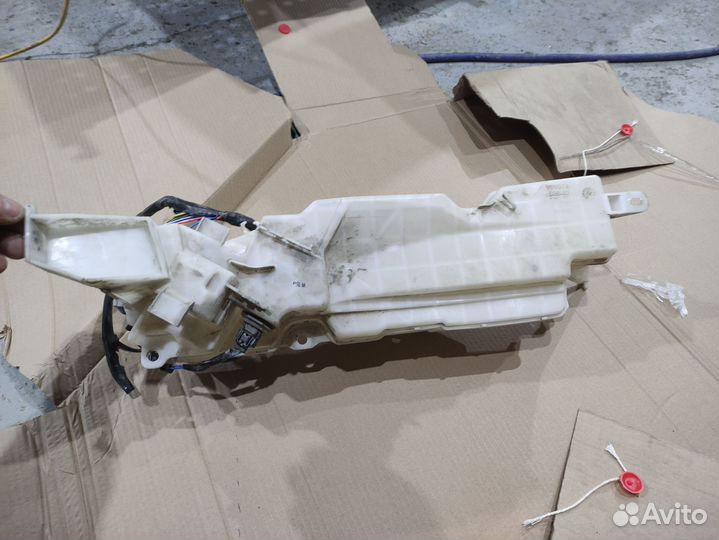 Бачок омывателя на тойоту lk200, Lexus lx570