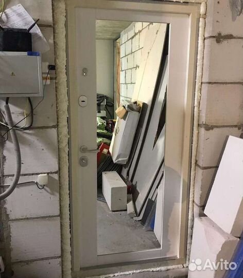 Дверь входная металлическая с зеркалом см 60