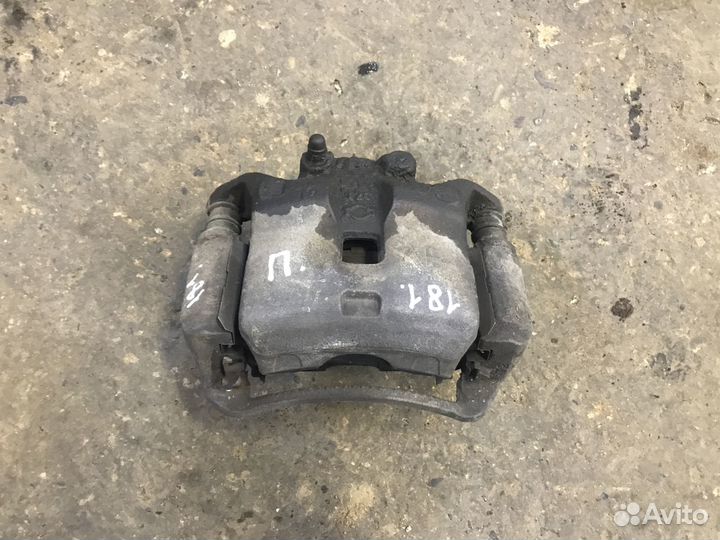 Суппорт передний правый Nissan Maxima A33